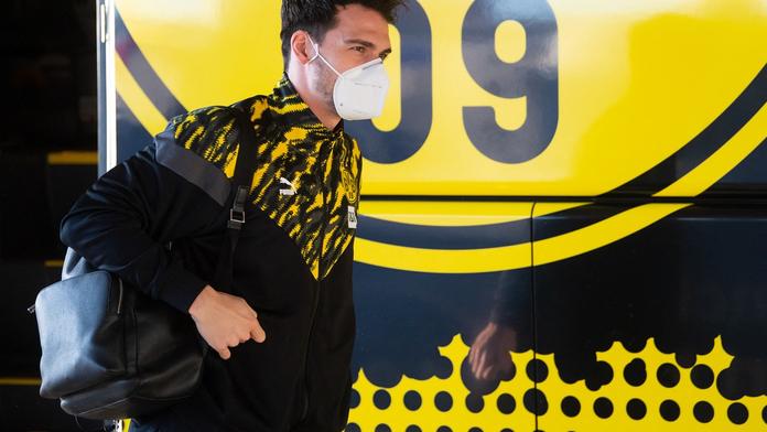 Chudák! Dortmund nechal Hummelse v Kolíně, v buse nikomu nechyběl