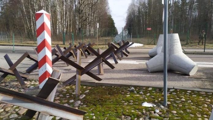 Polsko zpřísňuje režim na hranicích s Ruskem a Běloruskem. Staví opevnění