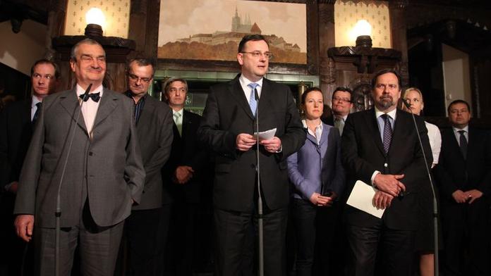VLÁDA POKRAČUJE: Lídři ODS, TOP 09 a VV podelsaly dodatek koaliční smlouvy!