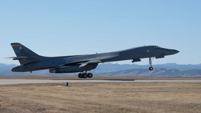 Na letecké základně v USA se zřítil bombardér B-1, posádka se stihla katapultovat