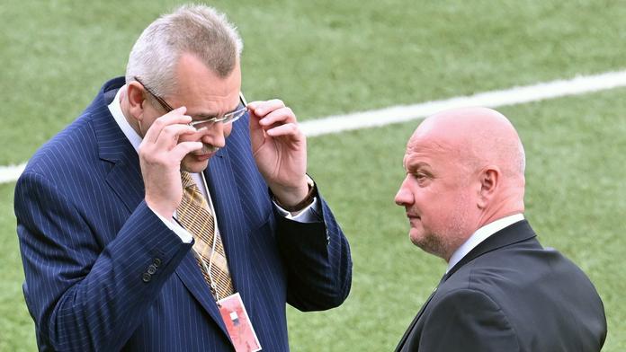 Předseda představenstva Slavie Jaroslav Tvrdík (vlevo) a generální ředitel Plzně Adolf Šádek