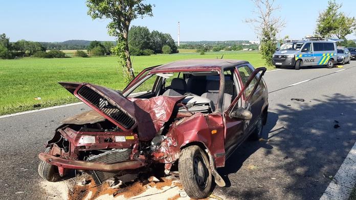 Tragická nehoda na Písecku! Řidička náraz do stromu nepřežila