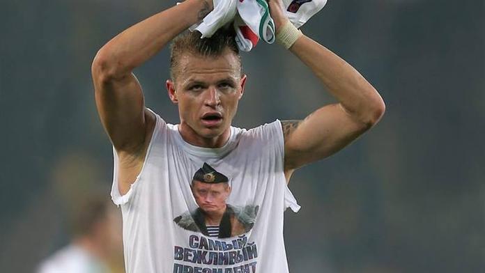 To byla mela! Fotbalista v Turecku provokoval Putinem na triku!