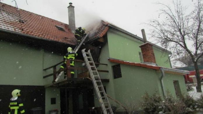 Opilý muž zmlátil manželku, pak zapálil auto i dům