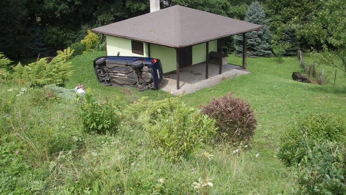 FOTO: Auto spadlo ze srázu a opřelo se o chatku. Kvůli bonbonu