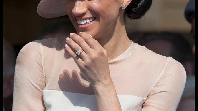 Trable vévodkyně Meghan: Na líbánkách málem přišla o kalhotky!