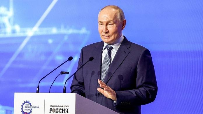 Putin rozdává ruské pasy. Nové občany chce prý poslat do bojů na Ukrajině