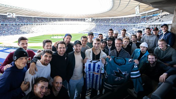 Klobásy a fotbal. Hokejisté San Jose si užili neděli v Berlíně