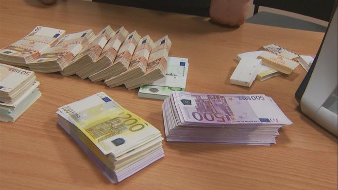 Muž se pustil do rekonstrukce domu. Ve zdech našel ukrytý milion