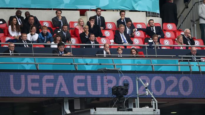 Známý zpěvák je v karanténě. Na fotbale seděl s královskou rodinou