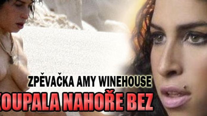 Zpěvačka Amy Winehouse nahoře bez při koupání
