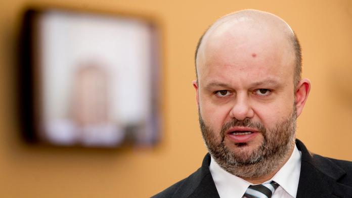 PŘEHLED TISKU: Módní policie dam v nové vládě i rozhovor s Pecinou!