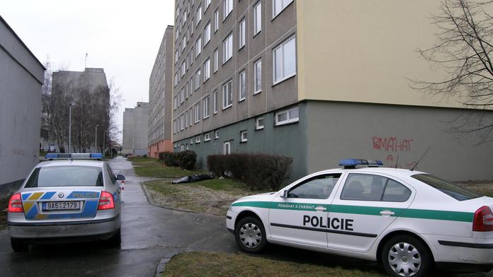 Žena vyskočila z okna, mladík z 12. patra! Oba zemřeli