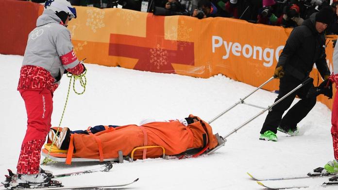 Snowboardista vyděsil šíleným pádem! Odvezli ho ve vaku. VIDEO