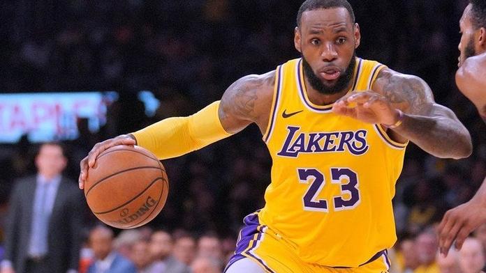 LeBron zařídil výhru Lakers. Bucks počtvrté prohráli a končí i série Suns
