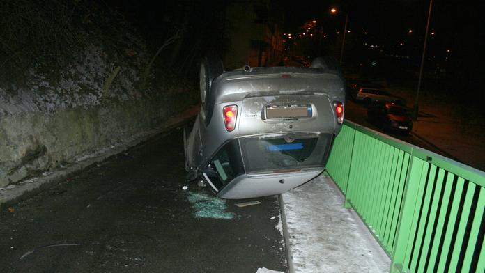 Opilý šofér bez řidičáku převrátil auto na střechu
