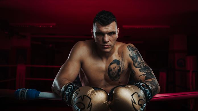 Pár vteřin od titulu. Boxer Ducár poslal soupeře na zem, přesto prohrál