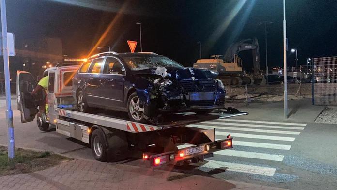 Auto vjelo do lidí v bráně boleslavské škodovky, několik zraněných