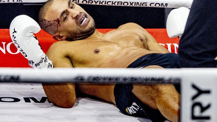 Kickboxerská legenda na kolenou. Soupeř mu uštědřil nečekaný knokaut
