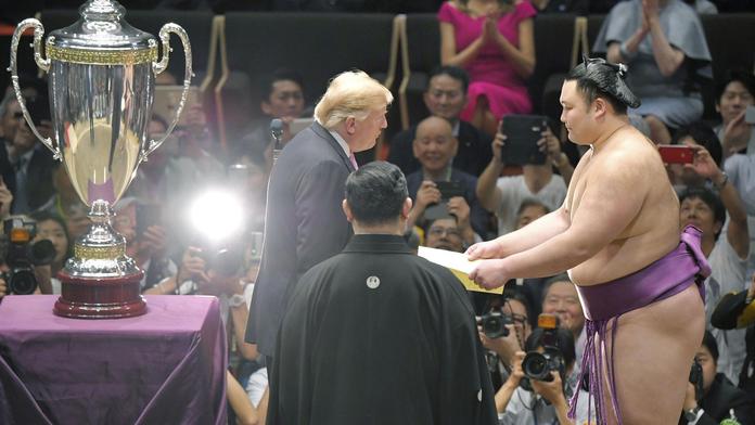 Trump s Melanií vyrazil na sumo, předal pohár! Něco tu ale nehrálo