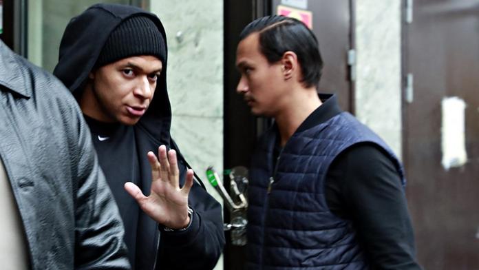 Kylian Mbappé se při návštěvě Stockholmu snažil zamaskovat, ale marně