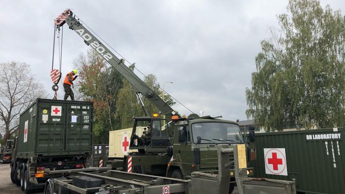Vojáci už nakládají polní nemocnici. Materiál zamíří do pražských Letňan