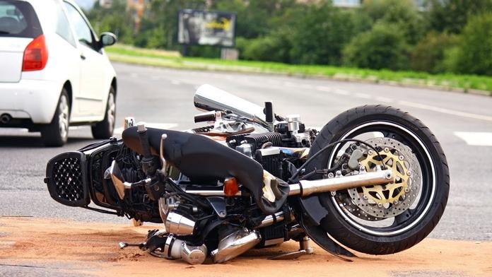 Motorkář (†20) zemřel při nehodě na jihu Čech. Ve vysoké rychlosti narazil do stromu