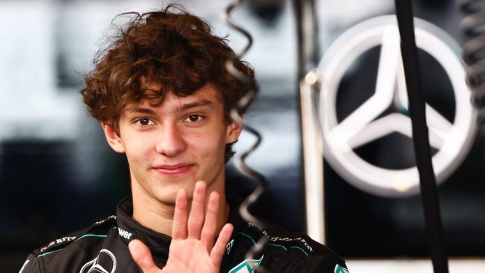 Nepřišel, aby nahradil Hamiltona. Mladík Antonelli chce psát svůj příběh