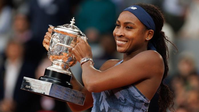 Američanka Coco Gauffová pózuje s trofejí Suzanne Lenglenové pro vítězku French Open