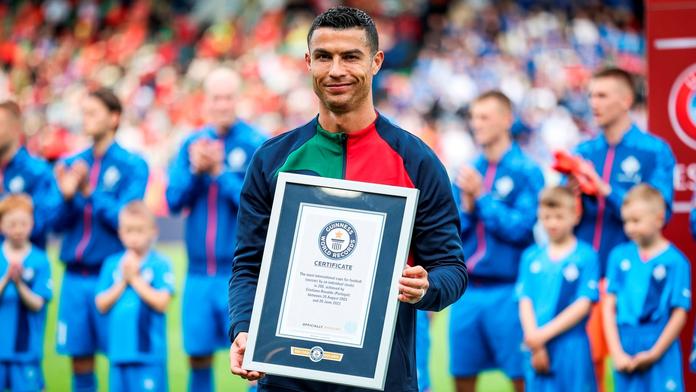 Cristiano Ronaldo s certifikátem od Guinessova světa rekordů