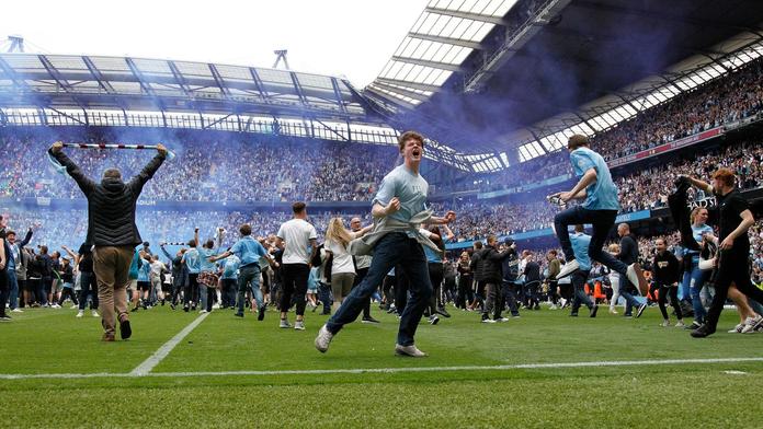 Nešvar v Premier League. Fanoušci při oslavách napadli brankáře Olsena