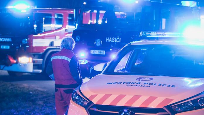 Netradiční průvod v Pardubicích, ulicemi budou jezdit auta se zapnutými majáky