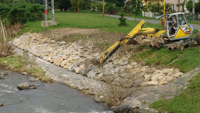 Muž si chtěl užít vodní radovánky ve Svratce. Z koryta řeky ho vytahoval bagr