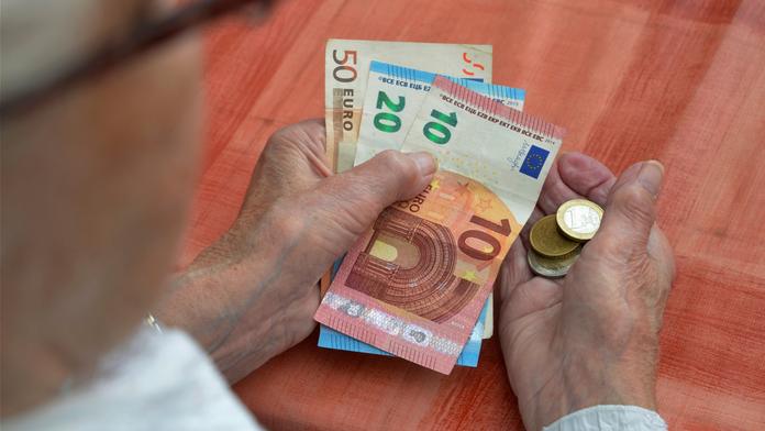 Průzkum o přijetí eura v Česku: Většina zákonodárců by byla pro
