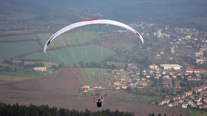 Paraglidistka na Plzeňsku uvízla v drátech vysokého napětí!