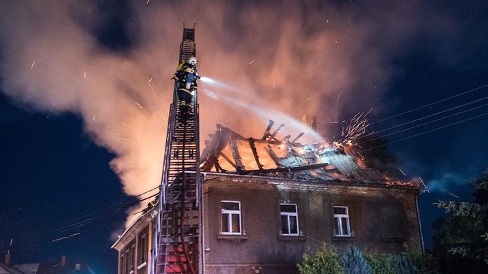 GALERIE: Velký požár střechy v Jiříkově hasili ze žebříku i plošiny