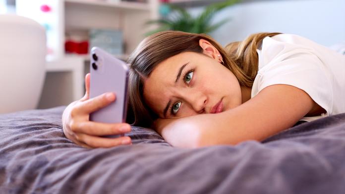 Dívka s mobilem