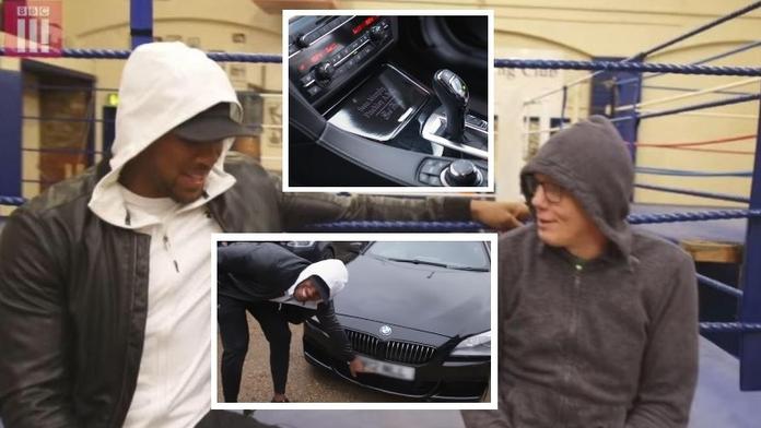 Dárek před duelem roku: Joshua přivezl starému kouči novou káru