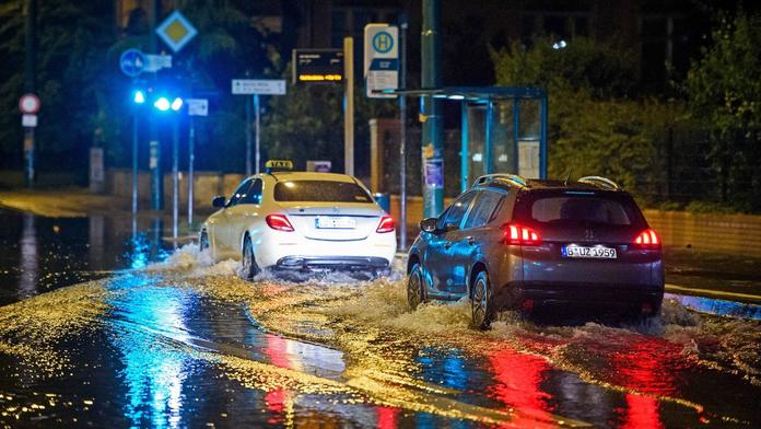 Německo bičují silné bouře! Do dívky (12) udeřil blesk, pak ji přejelo auto