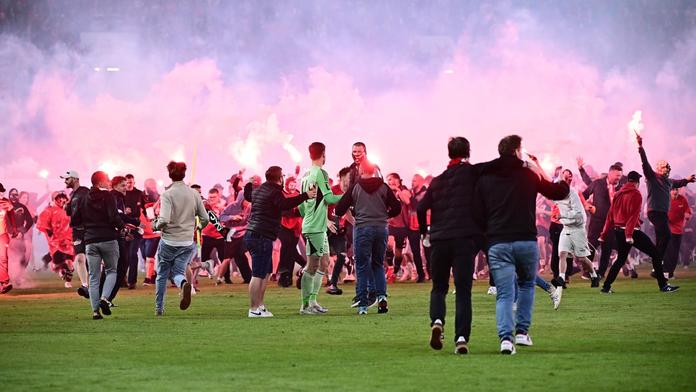 Policejní kamera ukazuje rozzuřené slávisty, několikrát fyzicky atakovali brankáře Sparty