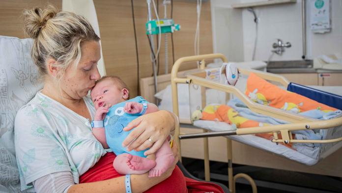 Ve Zlíně přišlo na svět miminko s rekordní váhou. Má přes pět kilo