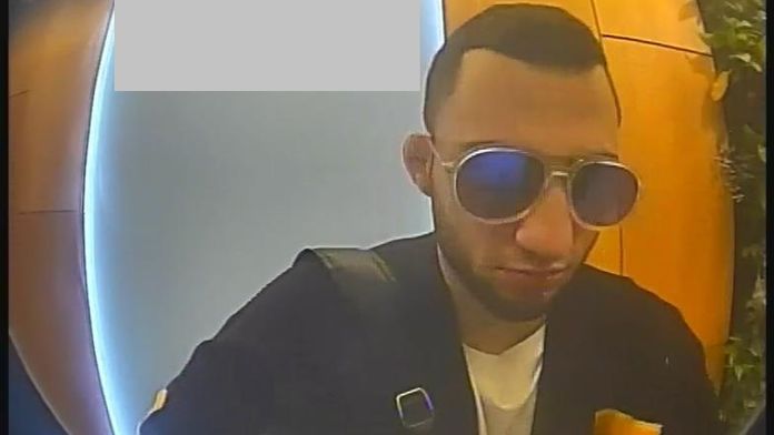 Z bankomatu vybral 150 tisíc, peníze ale nebyly jeho. Muže nyní hledá policie