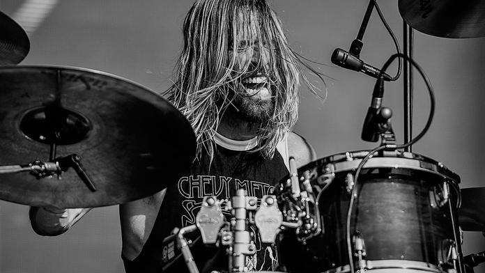 Bubeník slavné skupiny Foo Fighters nečekaně zemřel. Bylo mu 50 let