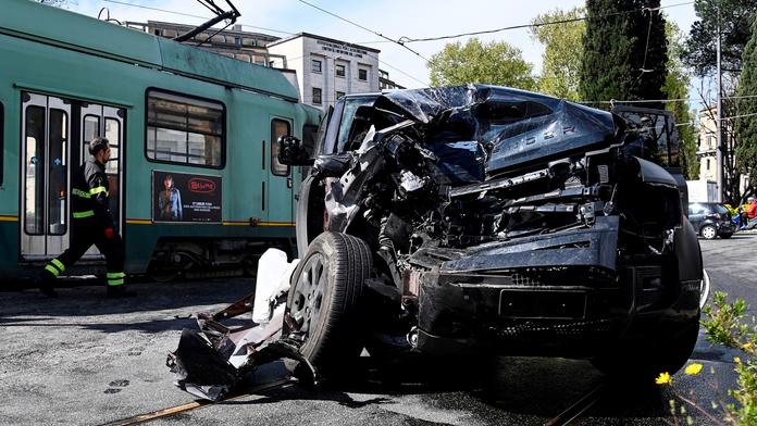 Auto italského fotbalisty smetla tramvaj. Opora Lazia i s dcerami je v nemocnici
