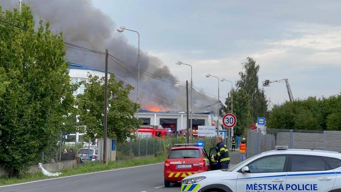 Po požáru v Praze může být rybník a potok znečištěný, platí zákaz koupání