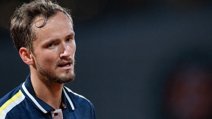 Jako ryba na gauči. Míčky? Odpad. Medveděv po prohře pobavil