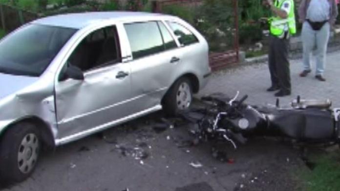 DĚSNÁ SMRT! Valil to na motorce! NÁRAZ do auta nepřežil