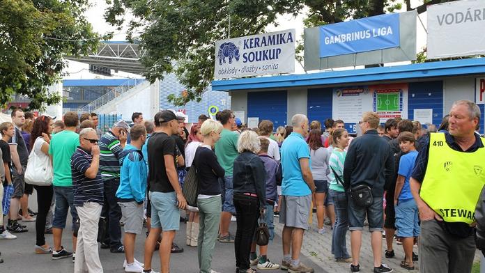 Jako na BANÁNY! Fanoušci v Plzni čekali od rána na vstupenky na Spartu