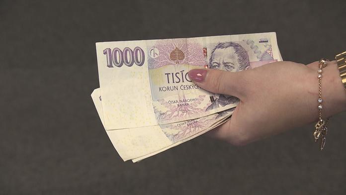 "Chodí do školy, 5 000 ale nedostanou," soptí rodiče. Odpověď z vlády je naštvala