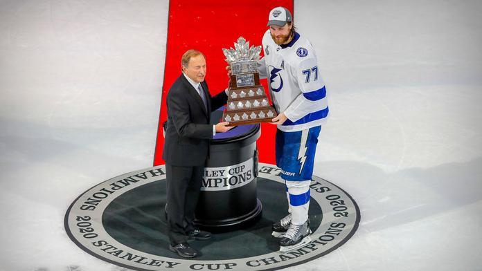 NHL rozhodla: Konferenční trofeje nosící smůlu se letos udílet nebudou